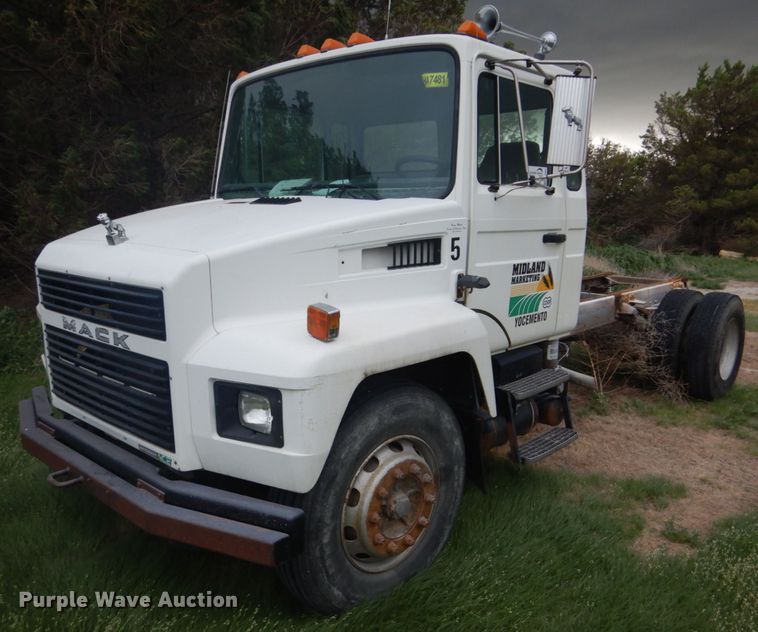 image for item DF8954 1995 Mack CS300P  truck cab and chassis