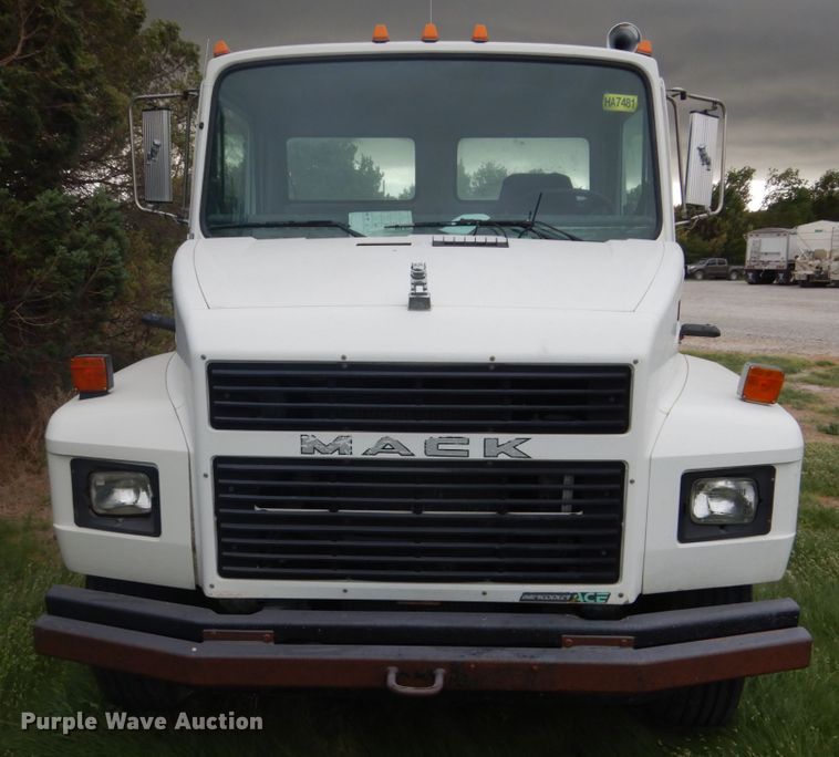 image for item DF8954 1995 Mack CS300P  truck cab and chassis