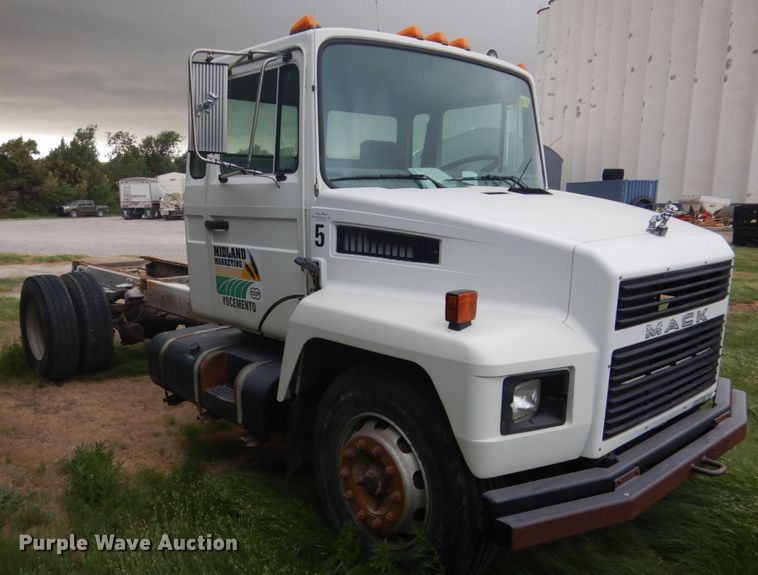 image for item DF8954 1995 Mack CS300P  truck cab and chassis