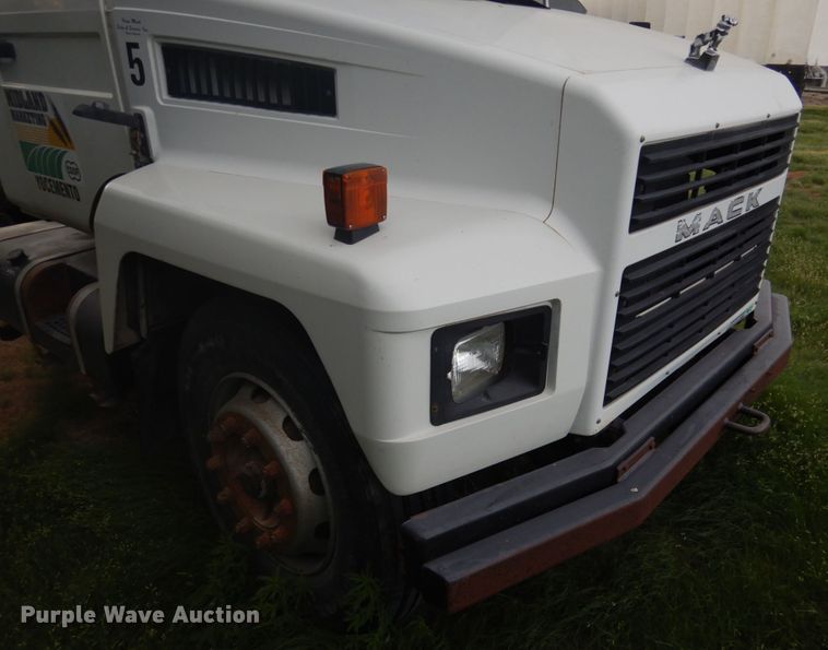 image for item DF8954 1995 Mack CS300P  truck cab and chassis