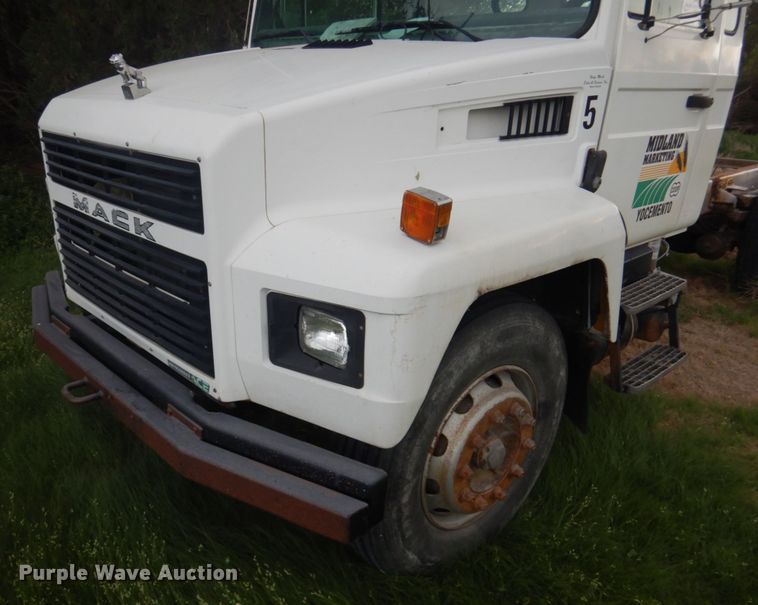 image for item DF8954 1995 Mack CS300P  truck cab and chassis