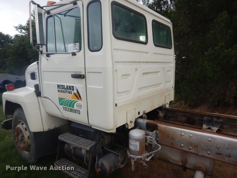 image for item DF8954 1995 Mack CS300P  truck cab and chassis