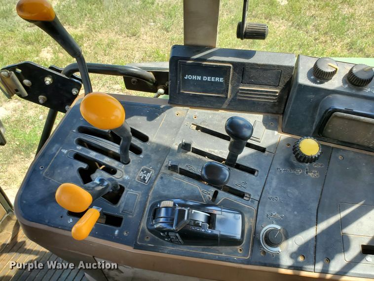 image for item DF8993 1993 John Deere 6400  tractor