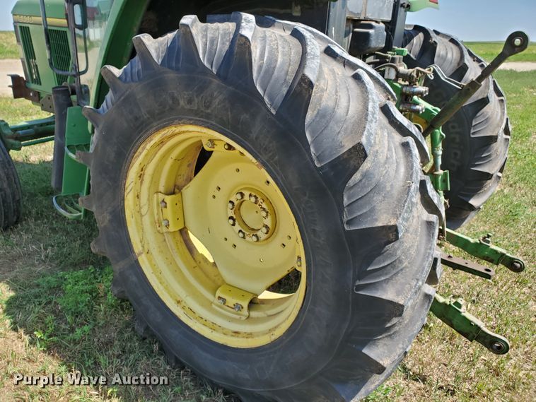 image for item DF8993 1993 John Deere 6400  tractor