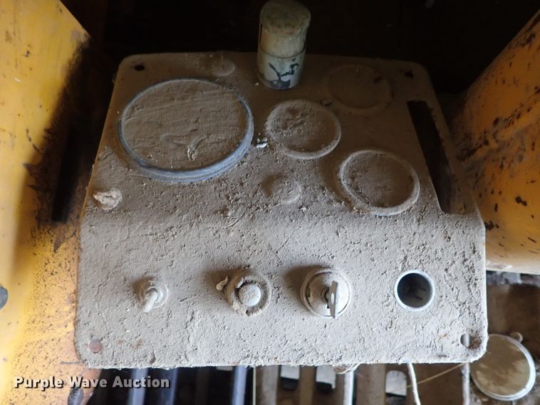 image for item DG2233 John Deere JD350-8  track loader