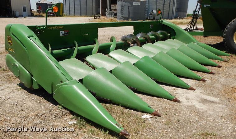 image for item DG7816 2011 John Deere 608C corn head