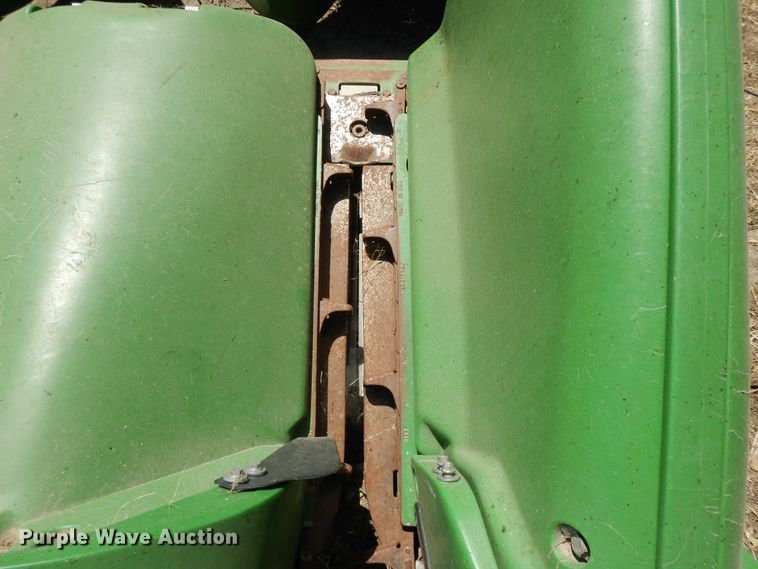 image for item DG7816 2011 John Deere 608C corn head