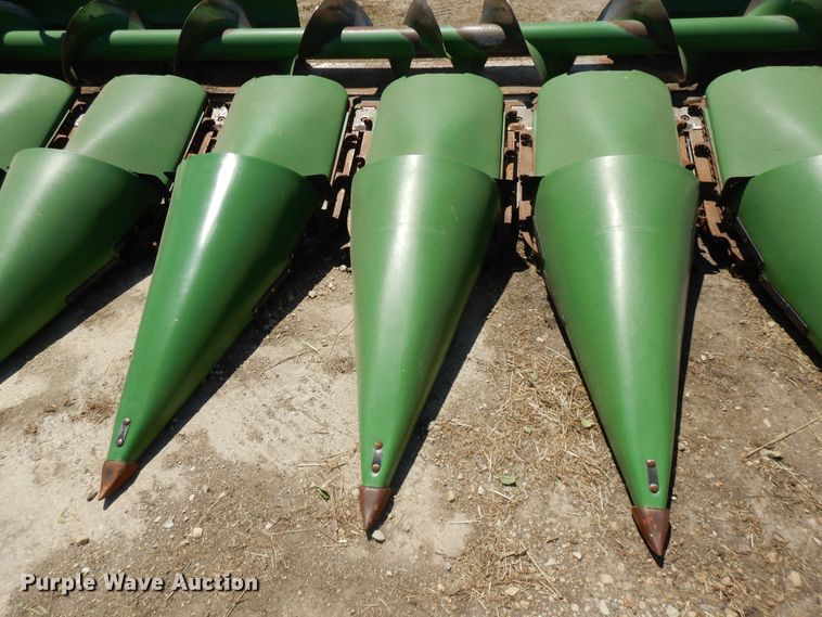 image for item DG7816 2011 John Deere 608C corn head