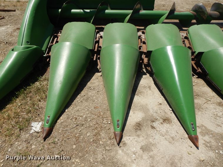 image for item DG7816 2011 John Deere 608C corn head