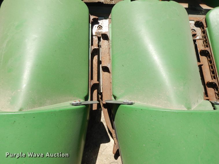 image for item DG7816 2011 John Deere 608C corn head
