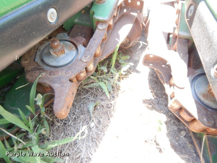 image for item DG7816 2011 John Deere 608C corn head