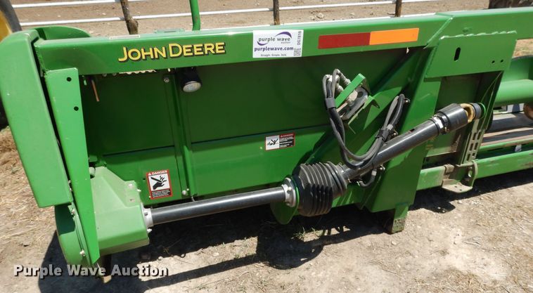 image for item DG7816 2011 John Deere 608C corn head