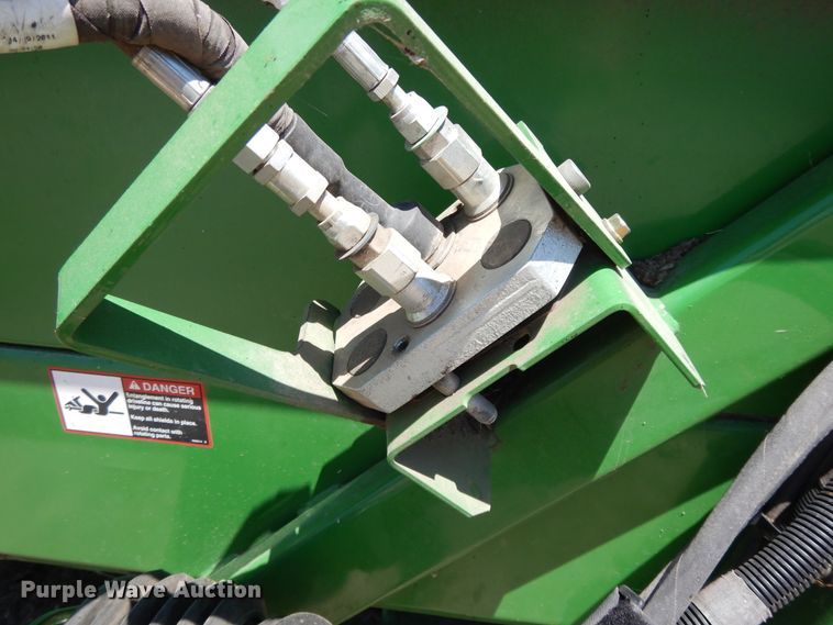 image for item DG7816 2011 John Deere 608C corn head