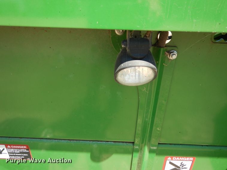 image for item DG7816 2011 John Deere 608C corn head