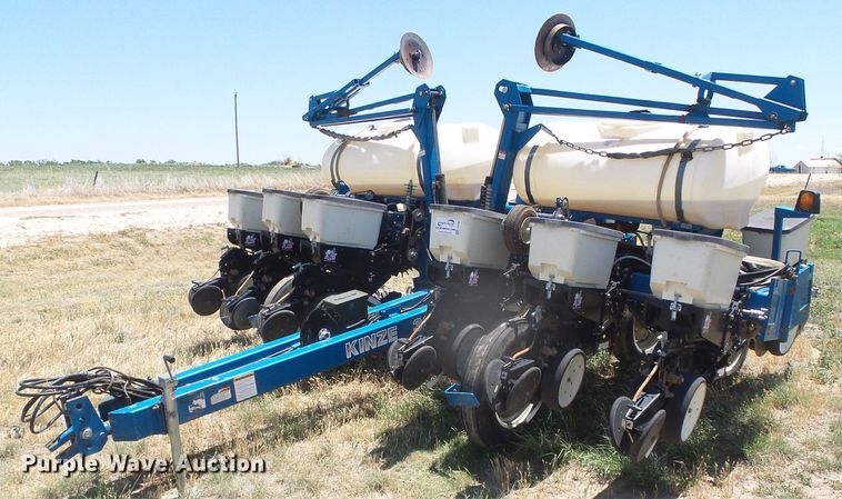 image for item DH4961 2005 Kinze 3200 no-till planter