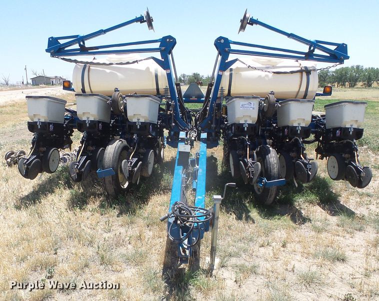 image for item DH4961 2005 Kinze 3200 no-till planter