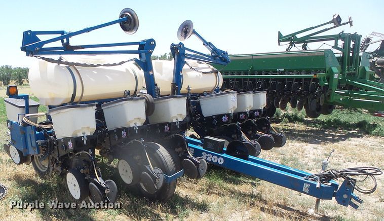 image for item DH4961 2005 Kinze 3200 no-till planter