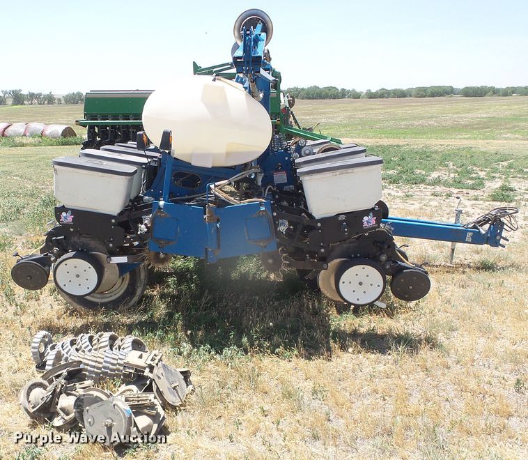 image for item DH4961 2005 Kinze 3200 no-till planter