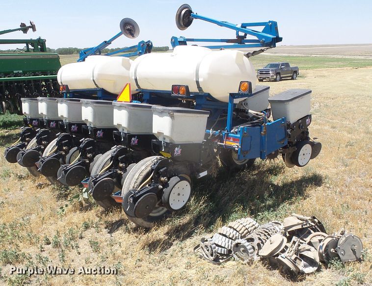 image for item DH4961 2005 Kinze 3200 no-till planter