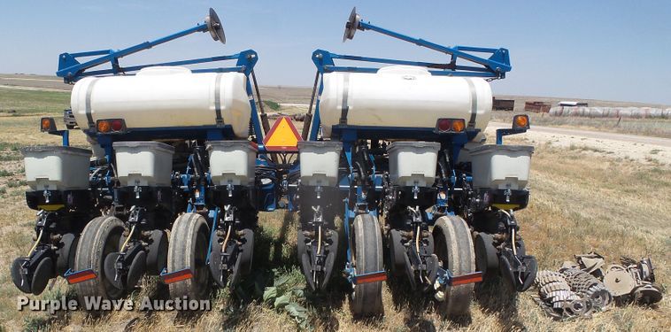 image for item DH4961 2005 Kinze 3200 no-till planter