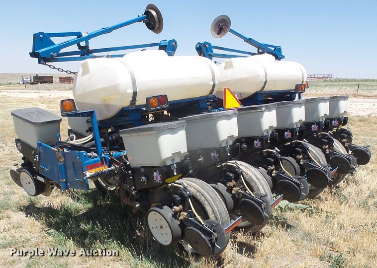 image for item DH4961 2005 Kinze 3200 no-till planter