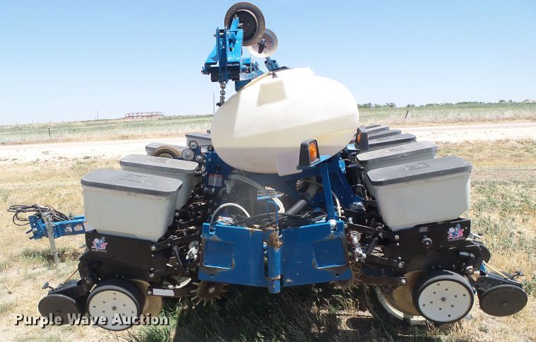 image for item DH4961 2005 Kinze 3200 no-till planter