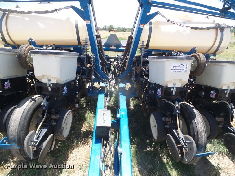 image for item DH4961 2005 Kinze 3200 no-till planter