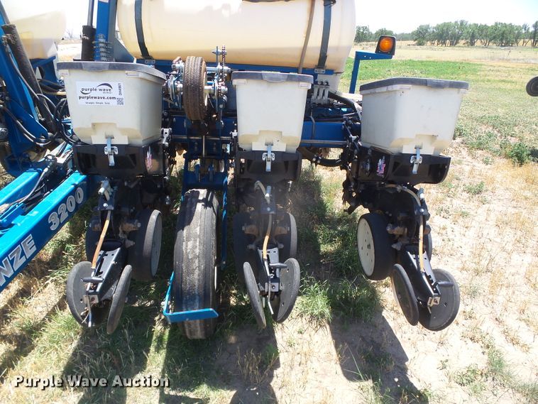 image for item DH4961 2005 Kinze 3200 no-till planter