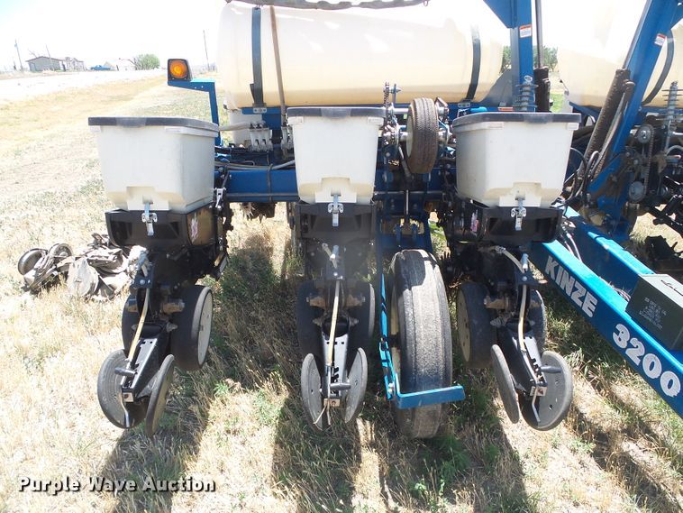 image for item DH4961 2005 Kinze 3200 no-till planter