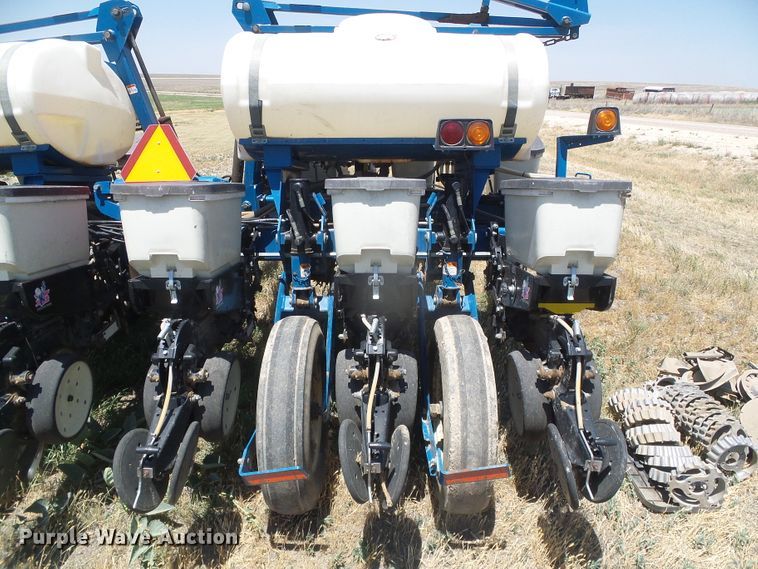 image for item DH4961 2005 Kinze 3200 no-till planter