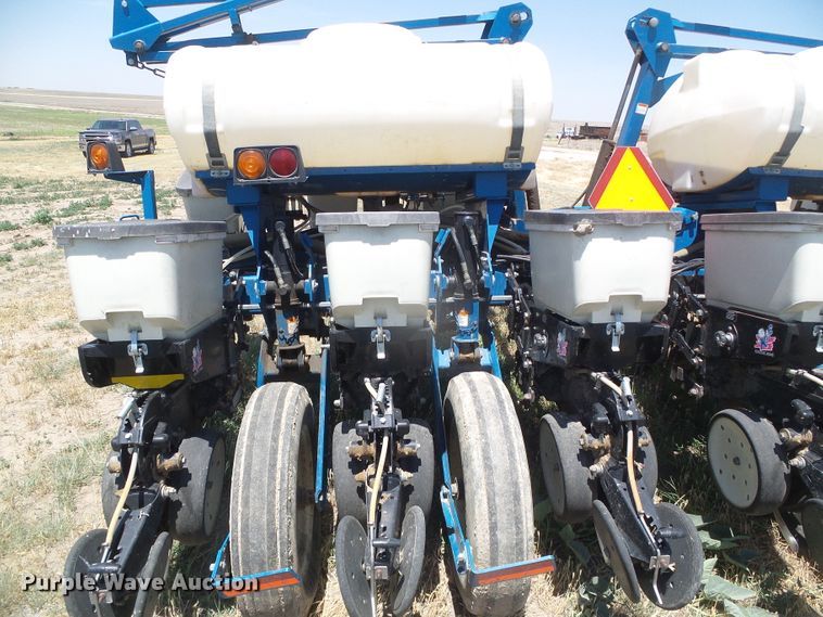 image for item DH4961 2005 Kinze 3200 no-till planter