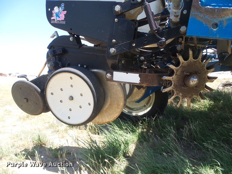 image for item DH4961 2005 Kinze 3200 no-till planter