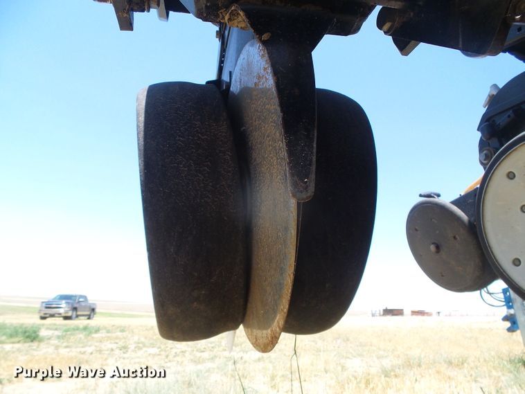 image for item DH4961 2005 Kinze 3200 no-till planter