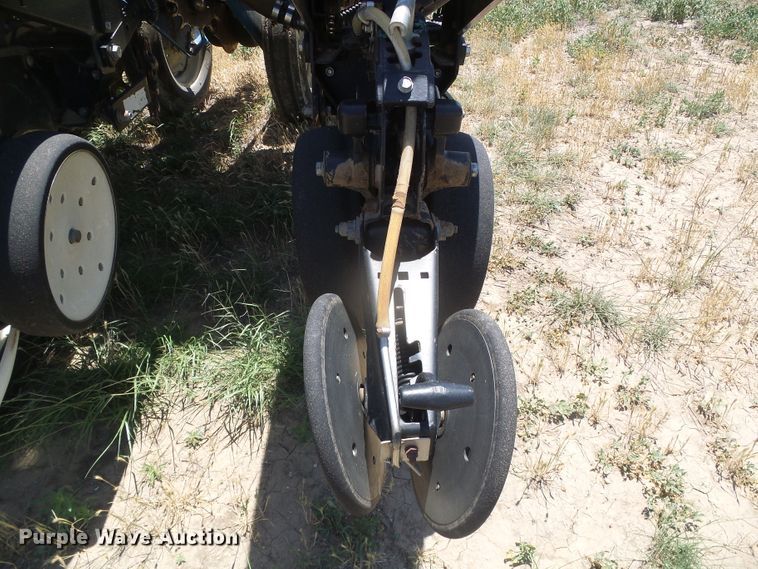 image for item DH4961 2005 Kinze 3200 no-till planter