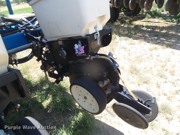 image for item DH4961 2005 Kinze 3200 no-till planter