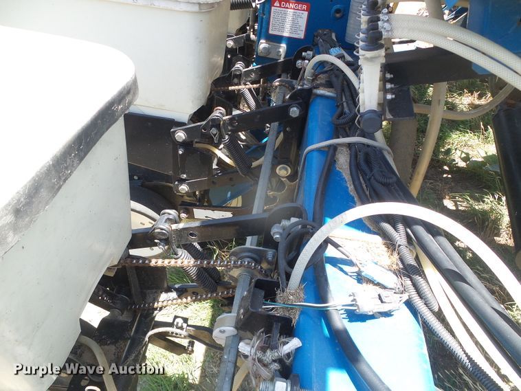 image for item DH4961 2005 Kinze 3200 no-till planter