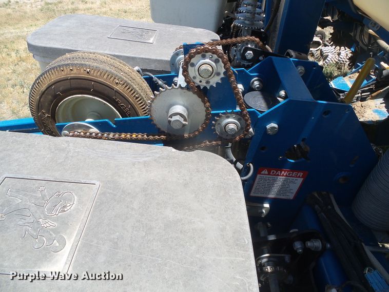 image for item DH4961 2005 Kinze 3200 no-till planter