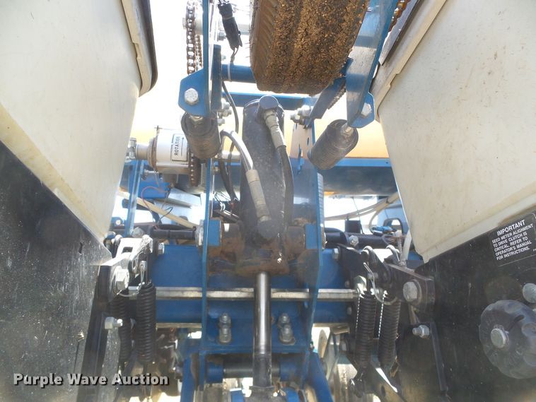 image for item DH4961 2005 Kinze 3200 no-till planter