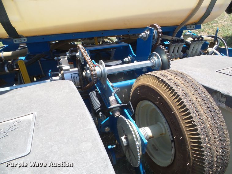 image for item DH4961 2005 Kinze 3200 no-till planter