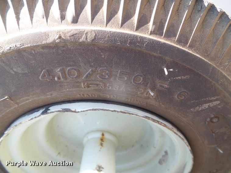 image for item DH4961 2005 Kinze 3200 no-till planter