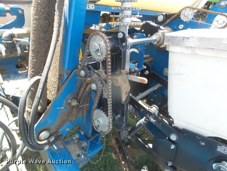 image for item DH4961 2005 Kinze 3200 no-till planter