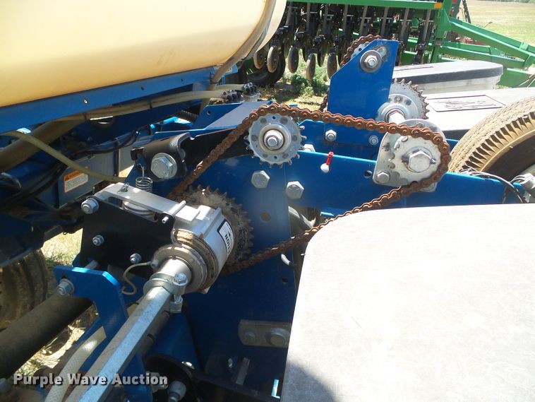 image for item DH4961 2005 Kinze 3200 no-till planter