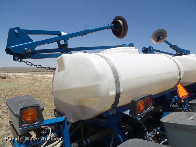 image for item DH4961 2005 Kinze 3200 no-till planter