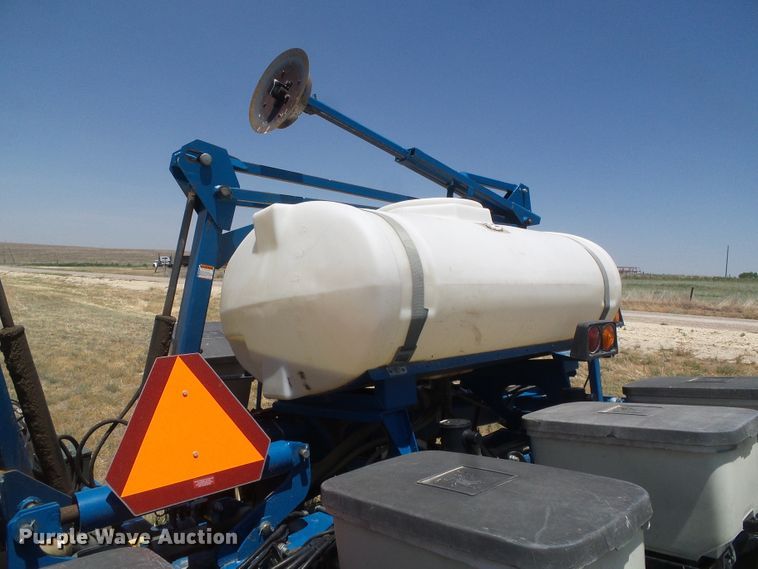 image for item DH4961 2005 Kinze 3200 no-till planter