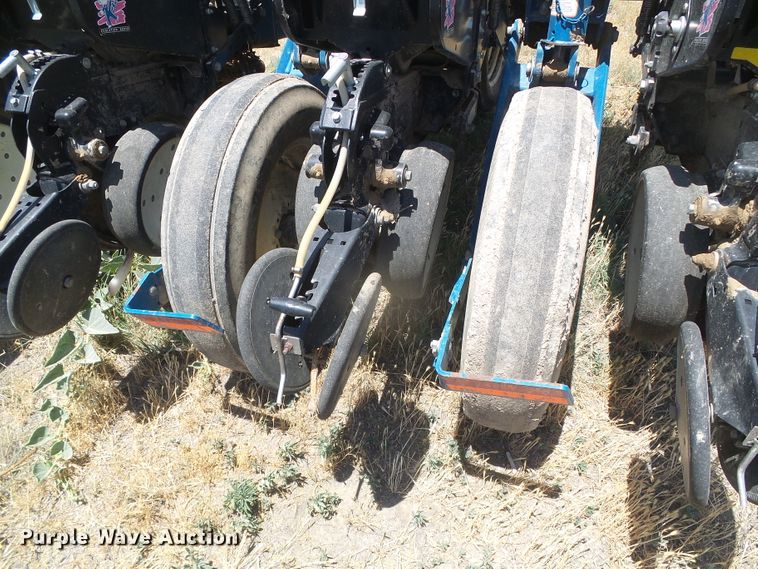 image for item DH4961 2005 Kinze 3200 no-till planter