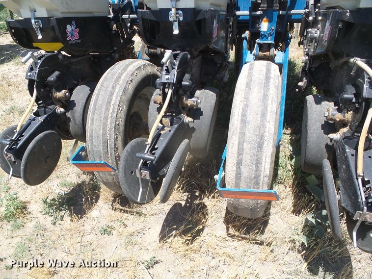image for item DH4961 2005 Kinze 3200 no-till planter