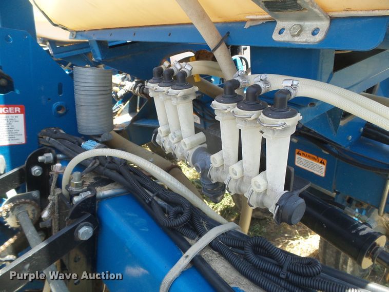 image for item DH4961 2005 Kinze 3200 no-till planter