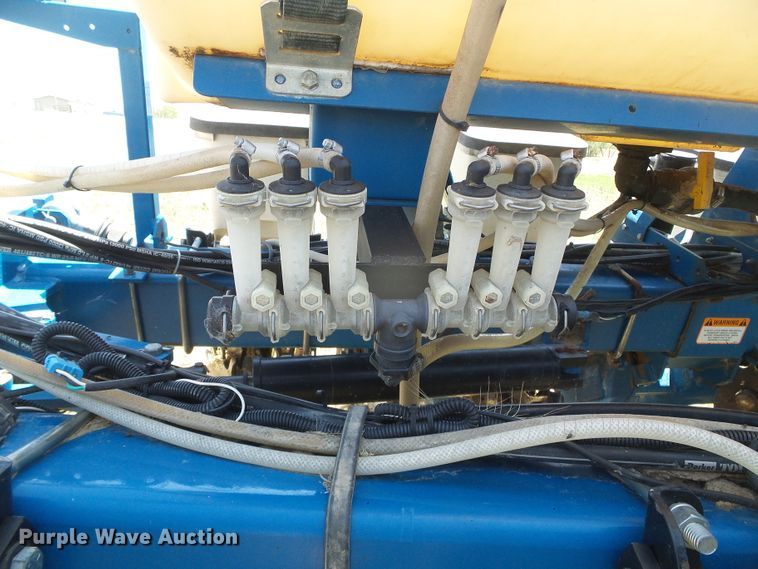 image for item DH4961 2005 Kinze 3200 no-till planter