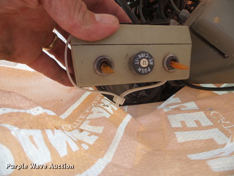 image for item DH4961 2005 Kinze 3200 no-till planter