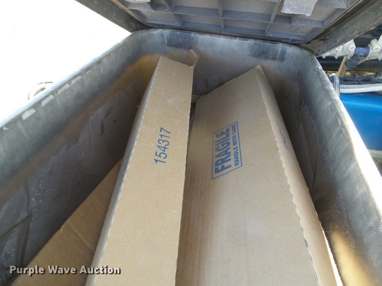 image for item DH4961 2005 Kinze 3200 no-till planter